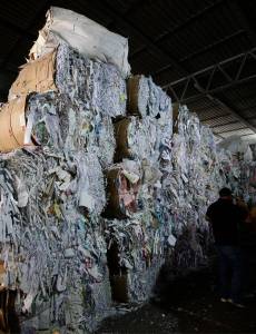 La industria del reciclaje genera miles de empleos y divisas para el país.