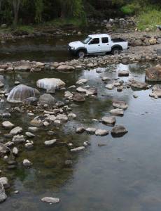 La camioneta de EL HERALDO Plus avanza sobre el río Guacerique, a la altura de la aldea El Empedrado, un tramo que la histórica sequía de este año transformó en una carretera de piedras.