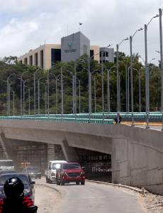 El paso a desnivel Papa Francisco, ubicado en el tramo que conecta el Anillo Periférico con la calle Los Alcaldes, permanece paralizado y sin tráfico vehicular.
