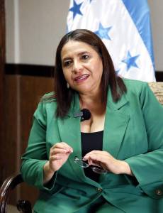 La ministra de la Secretaría de Agricultura y Ganadería (SAG), Laura Suazo, afirmó que están trabajando para atender los problemas que enfrenta la industria del camarón.