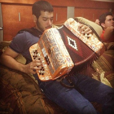 Hermano de mujer narco también presume lujos