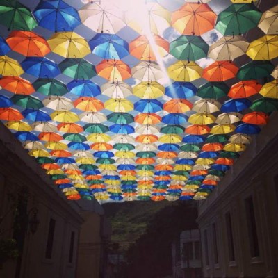Un techo de color en el centro