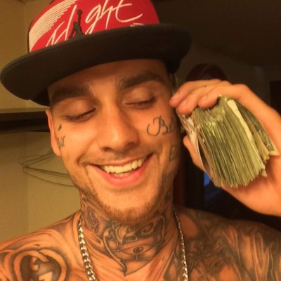 Pareja comparte fotos en Facebook después de robar un banco