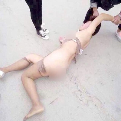 Golpean y desnudan a mujer en plena calle