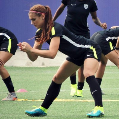 La delantera estadounidense Alexa Morgan deleita con su cuerpo