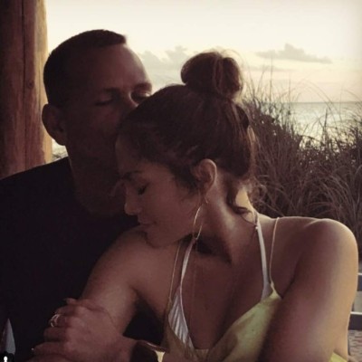 Jennifer López arrasa en Instagram con infartante vestido que no deja mucho a la imaginación