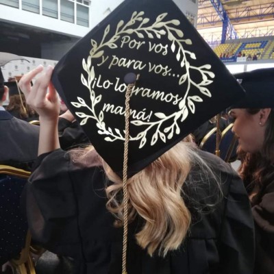 Joven dedica emotivo mensaje a su mamá en graduaciones de la UNAH