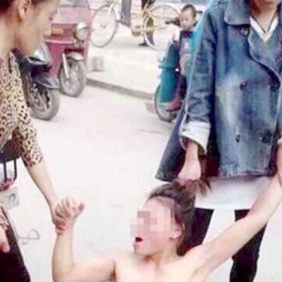 Golpean y desnudan a mujer en plena calle