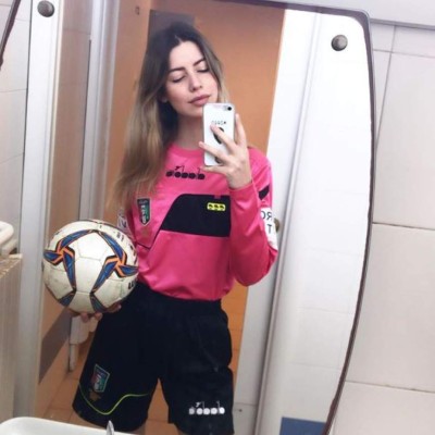 FOTOS: Ella es la árbitra italiana Giulia Nicastro, víctima de insultos misóginos por expulsar a un jugador