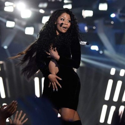 Se rompe el atuendo de Nicki Minaj en pleno show
