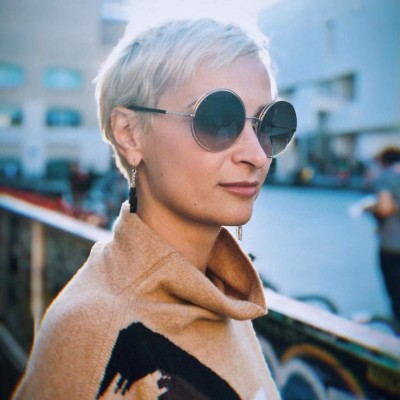 Ella era Halyna Hutchins, estrella de la fotografía que Alec Baldwin mató por accidente