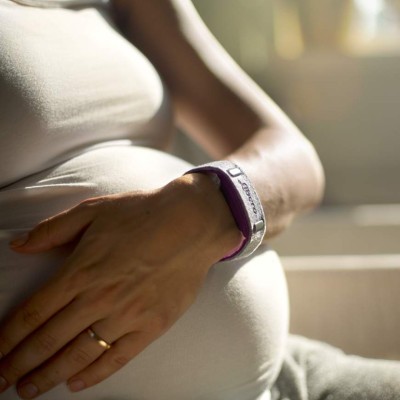 BabyBuzz, la pulsera que permite saber que se siente estar 'embarazado'