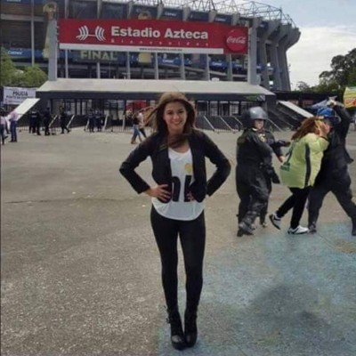 Joven pide que le ayuden con Photoshop a borrar una persona de su foto