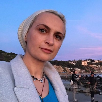 Ella era Halyna Hutchins, estrella de la fotografía que Alec Baldwin mató por accidente