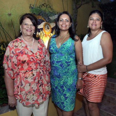 Fiesta rosa por la llegada de la cigüeña