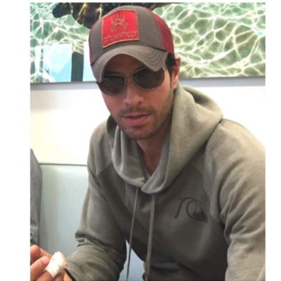 Enrique Iglesias muestra cómo quedó su mano tras cirugía