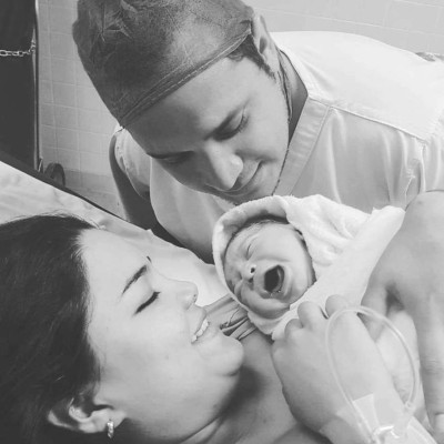 Nace el hijo de Ariela Cáceres y Dennis Andino