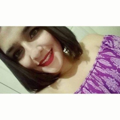 Hermosa hija de Rasel Tomé se roba las miradas en el centro electoral donde votó su padre