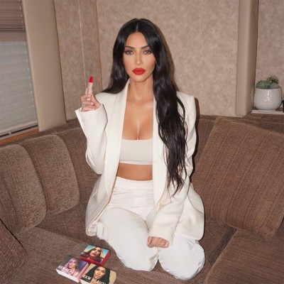 Kim Kardashian revela que la psoriasis que sufría en las piernas ya afectó su rostro