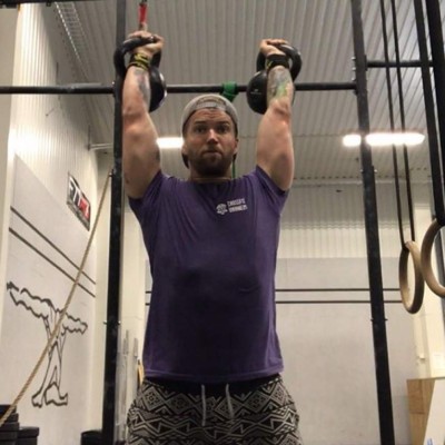 Con tatuajes y fitness, el inusual sacerdote que escandaliza Instagram