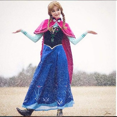 Joven gasta miles de dólares para transformarse en las princesas de Disney