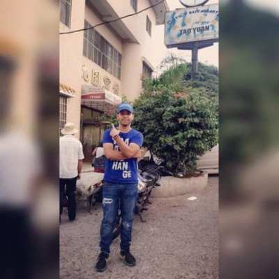 Cantante Maynor Mc visita restaurante chino donde encontraron supuesta carne de perro