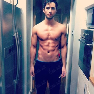 Buscó ser mesero y obtuvo contrato de modelo