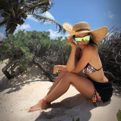 Fey celebra sus 45 años mostrando caderas en diminuto bikini