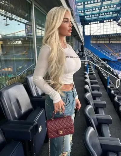 Jugador se tapó el rostró pero siempre fue captado recogiendo bella rubia