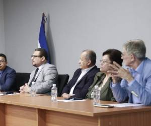 Los representantes de la depuradora durante una conferencia de prensa ayer.