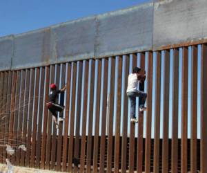 Donald Trump ya firmó el decreto que ordena la construcción del muro en la frontera sur de los Estados Unidos (Foto: Agencias/ EL HERALDO Honduras / Noticias EL HERALDO )
