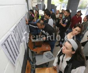 Cientos de hondureños llegaron este domingo a los diferentes centros de votación para elegir a sus candidatos.