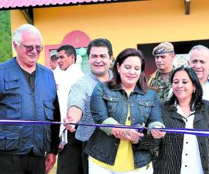 Mario Fumero, Juan Orlando Hernández, Ana García y Mauricio Oliva en la visita al Proyecto Victoria.