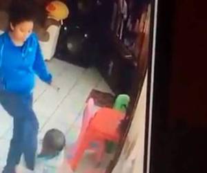 Captura de pantalla de uno de los videos donde la mujer golpea a uno de los niños.