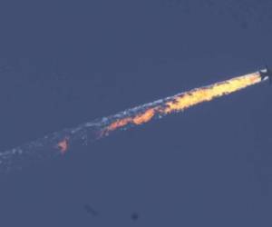 Medios turcos difunden imágenes del avión ruso derribado en su frontera con Siria.