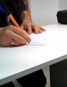 Utilizando hojas en blanco le hacen las ofertas del tratamiento empezando con precios exageradamente altos.
