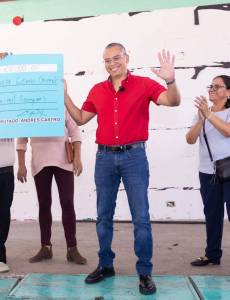 El exdiputado suplente Andrés Castro durante la entrega de un cheque simbólico por 100 mil lempiras, a nombre del Congreso Nacional, para la Escuela Cerro Grande, en noviembre de 2024.