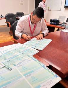 Una comitiva de tres funcionarios viajó a Eslovenia con los boletos de avión pagados por la empresa ganadora, pero supervisar la fabricación de los pasaportes.