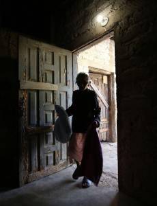 Sin un hogar o familia, doña Cristina Fúnez aceptó la ayuda de una vecina, quien desde junio pasado la cuida cuando fue dada de alta por gusano barrenador.