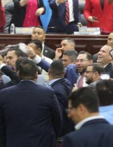 En el congreso que dirigió Luis Redondo estuvo impregnado de ambiente anárquico y de constante irrespeto a los diputados y a la Constitución de la República.