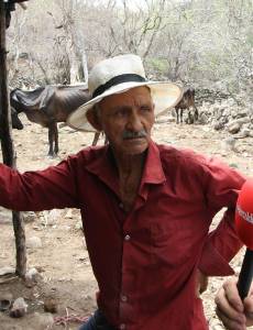 Don Rolando Pastrana está sufriendo en carne propia la crisis por la sequía. Con lágrimas en los ojos contó como se le han muerto seis de sus vacas debido al intenso calor y la falta de agua.