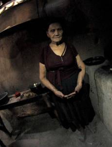 Doña María mostró que en su cocina hay muy poco para comer. Solo tenía un poco de maíz recién cocido, que debe racionar.