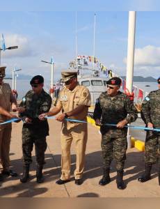 El exjefe del Estado Mayor Conjunto de las Fuerzas Armadas, Roosevelt Leonel Hernández Aguilar, acompañado de la Junta de Comandantes en la inauguración de un muelle en 2024.