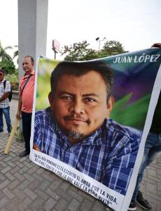 Pobladores de Tocoa llegaron al Palacio de Justicia de San Pedro Sula para exigir justicia por el asesinato del ambientalista Juan López, en el inicio de la audiencia inicial contra los acusados.