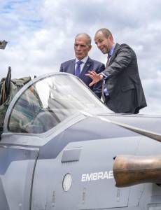 Honduras tiene en la mira incorporar los aviones de combate Súper Tucano a la FAH. El presidente Nasry Asfura durante la exhibición de una de estas aeronaves.