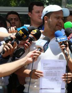 El director de Protección al Consumidor, Danilo Lou, sostenía los expedientes entregados al Ministerio Público con los que se denunciaron a las clínicas que fueron expuestas por la Unidad de Investigación de EL HERALDO Plus y LA PRENSA Premium.