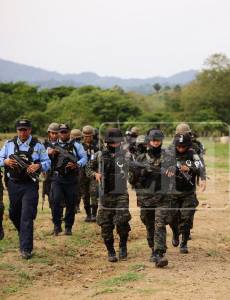 Los militares tienen ocho días de haber intensificado los operativos en la frontera entre Honduras y Guatemala, donde buscan a los 150 hombres que participaron en la muerte de cinco policías.