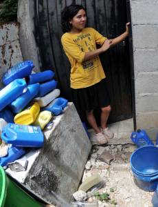 Katherine Hernández estaba parada en la puerta de su casa viendo como, después de meses, una cisterna de la UMAPS llenaba la pila gratis. Aunque pagan el recibo, el agua no llega y menos con la crisis hídrica.