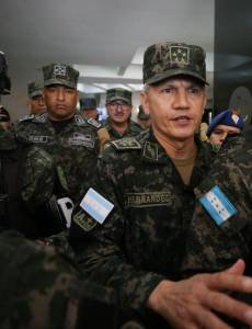 El jefe de las Fuerzas Armadas (FF AA), Roosevelt Hernández, ordenó a los militares no interponerse a acciones de vandalismo o sabotaje.