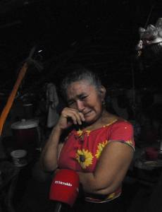Doña María Concepción Aguiler, una hondureña que vive en el empobrecido Corredor Seco, llora porque los alimentos escasean a causa de la sequía.